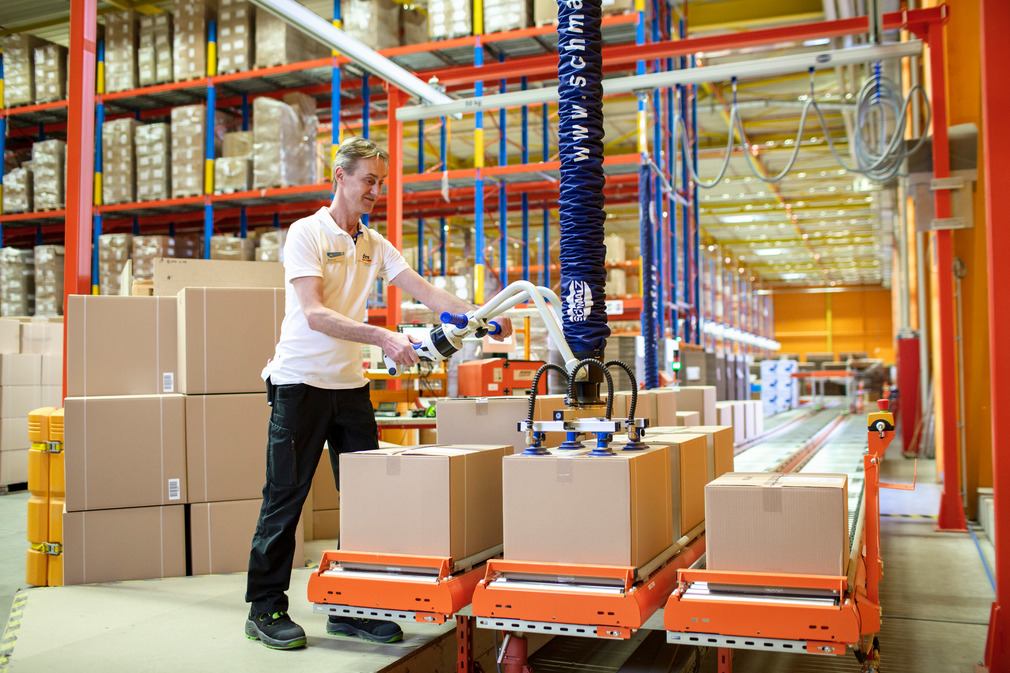 With the JumboFlex High-Stack, the roller conveyors can be easily unloaded in an ergonomic position.